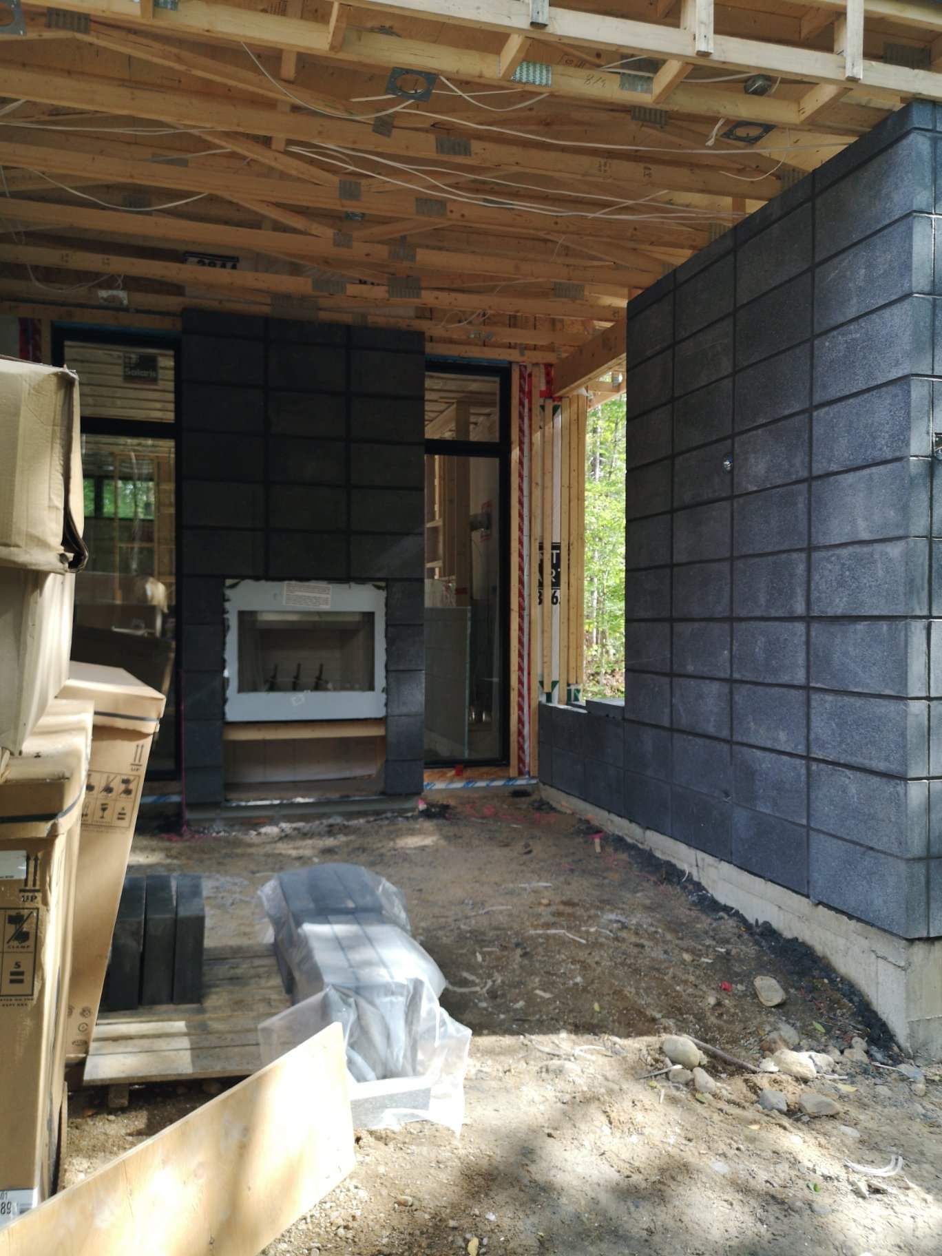 Un bâtiment en construction avec une cheminée au milieu.