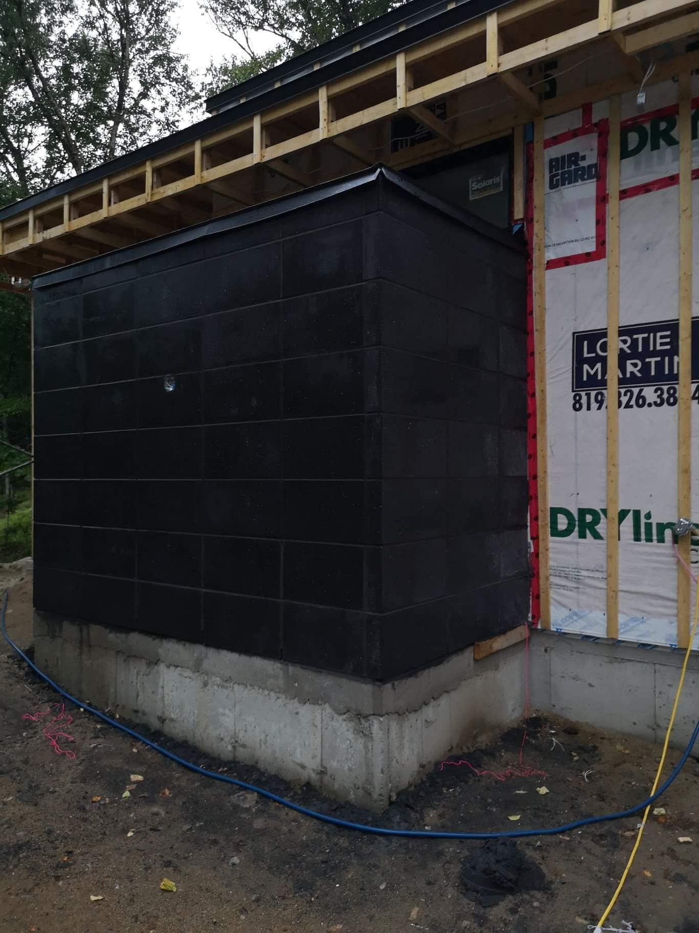 Un bâtiment en construction avec un tuyau qui y est attaché