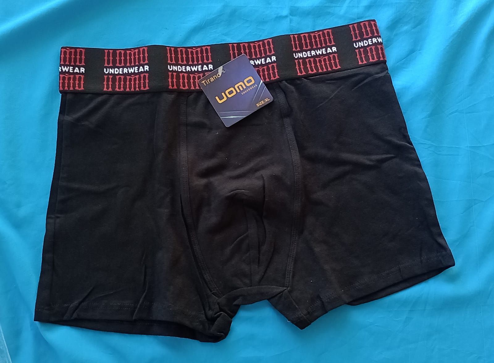 Calzoncillos bóxer negros de la marca Uomo con cinturilla elástica de la marca y etiqueta del producto.