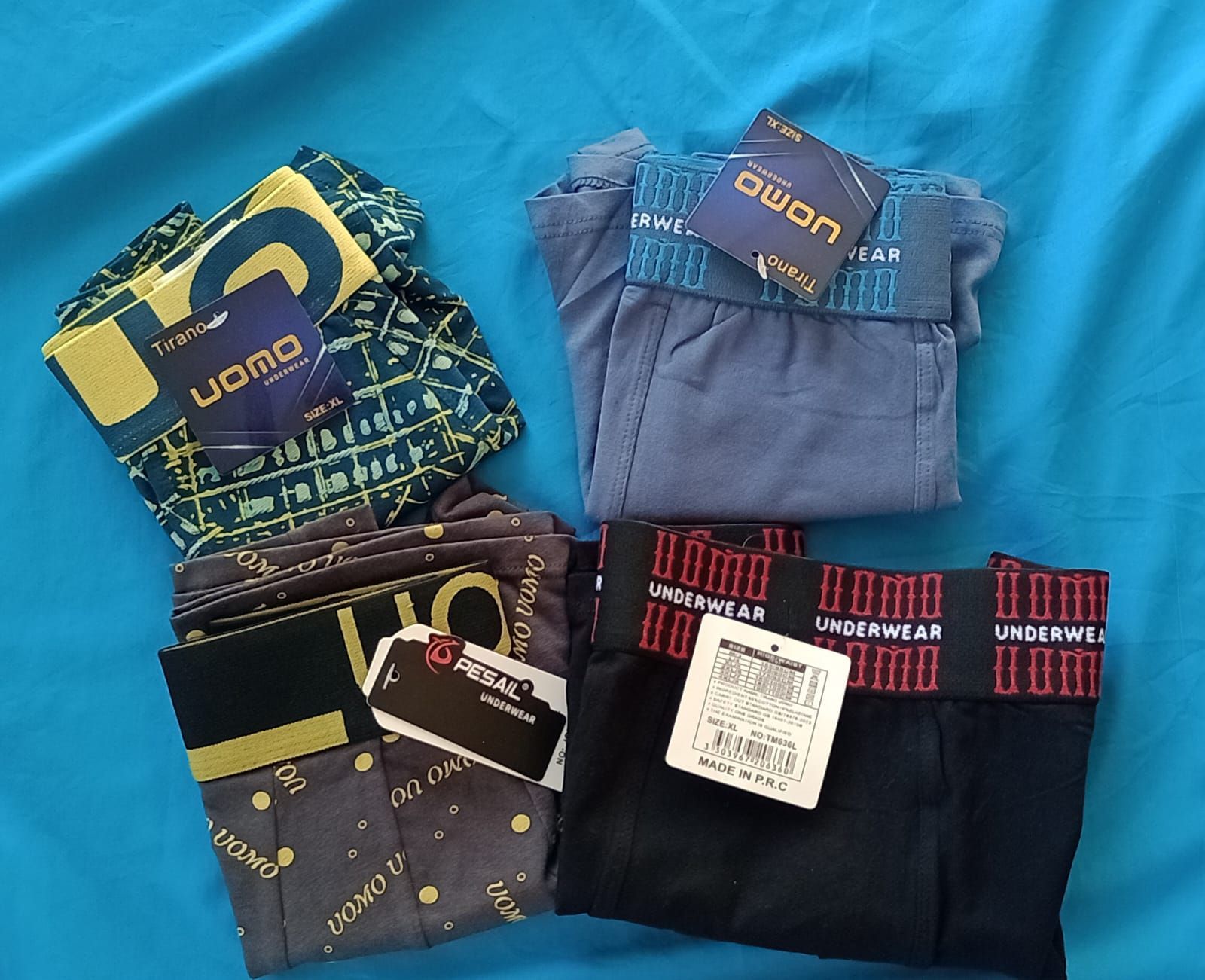 Calzoncillos bóxer negros de la marca Uomo con cinturilla elástica de la marca y etiqueta del producto.