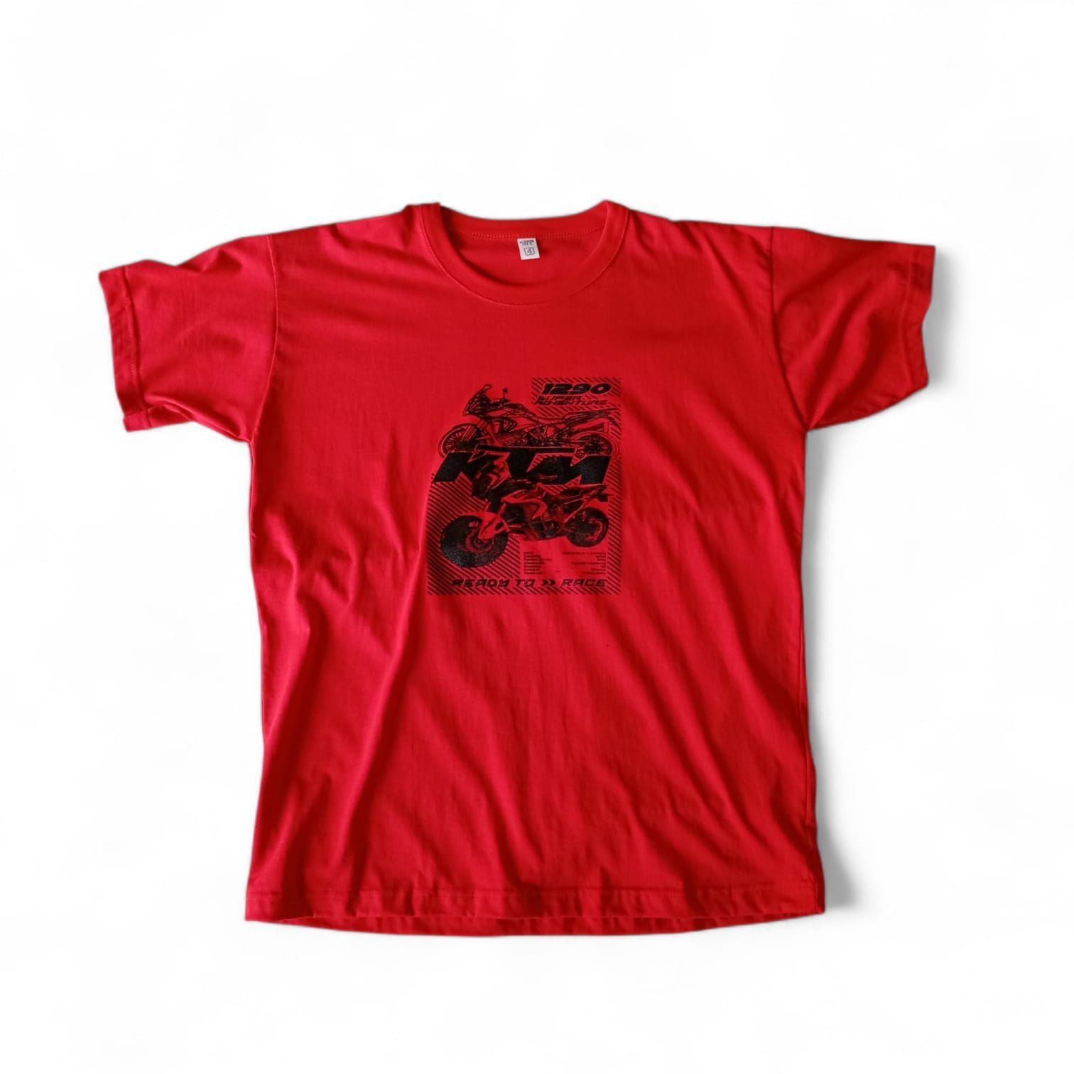 Una camiseta roja de manga corta con un gráfico negro de motocicletas KTM y texto impreso en el centro del pecho.
