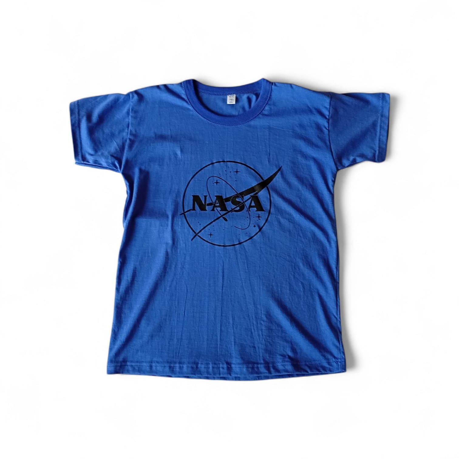 Una camiseta azul de manga corta con el logotipo circular negro de la NASA con efecto desgastado, centrado en el pecho.