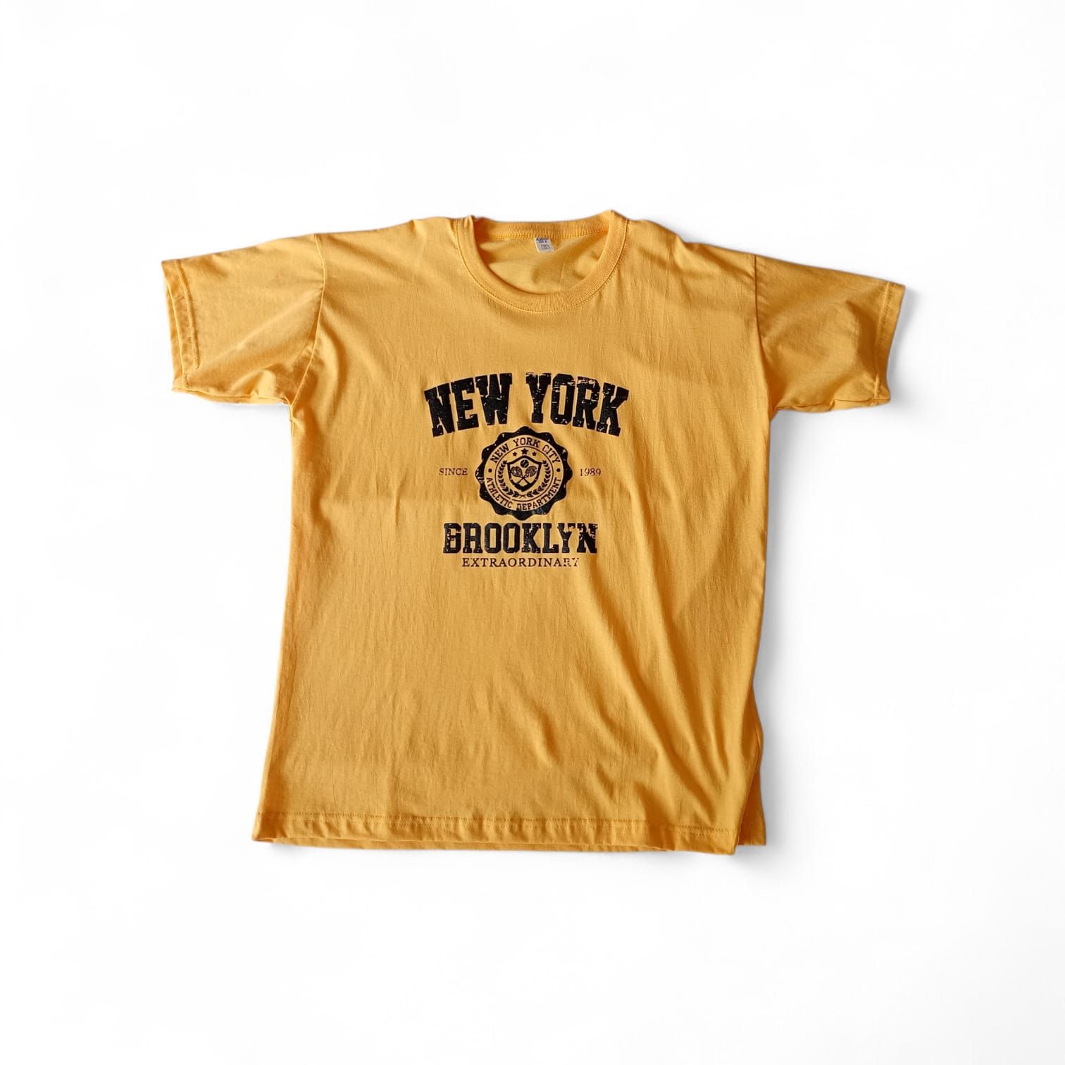 Una camiseta amarilla de manga corta con la inscripción 