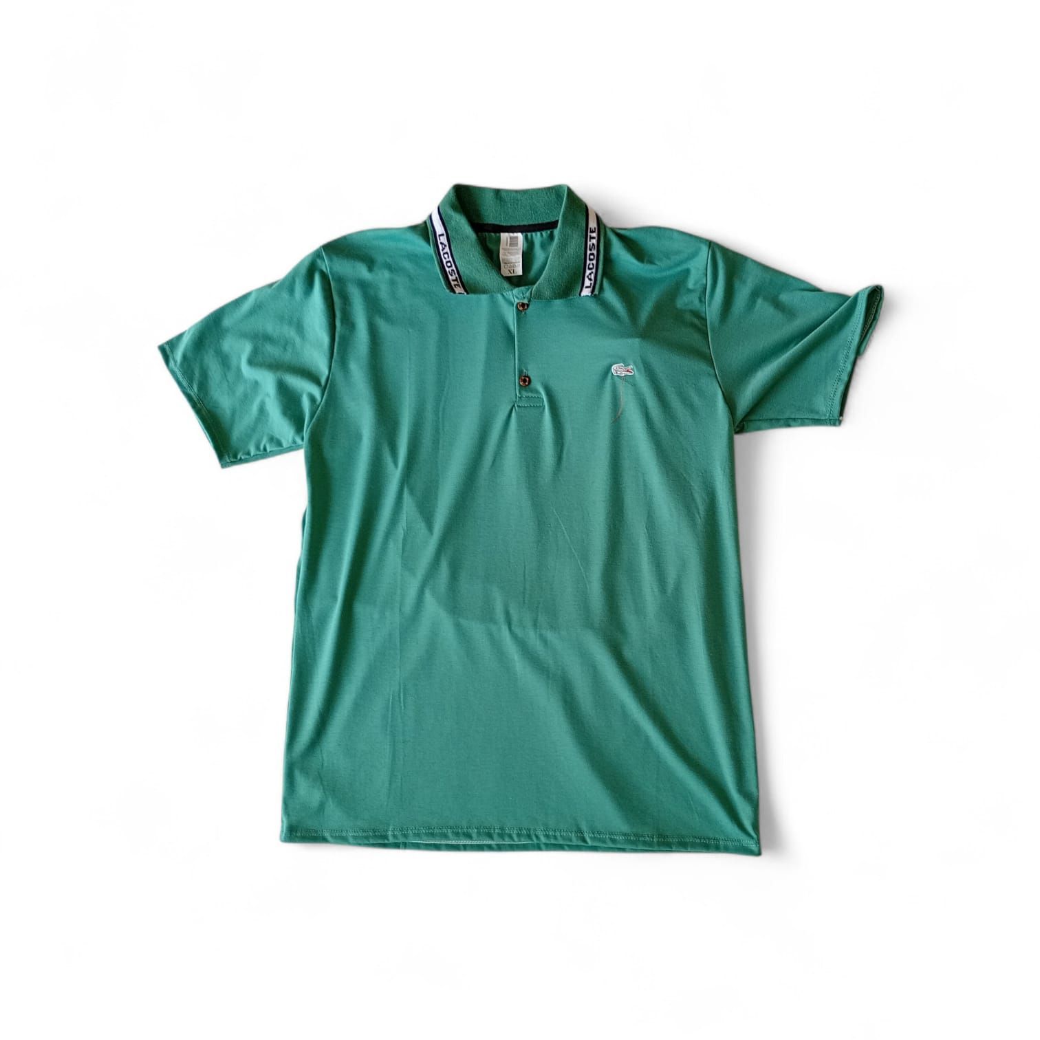 Una camisa polo roja brillante de manga corta con cuello estampado en blanco y negro, sobre un fondo blanco liso.