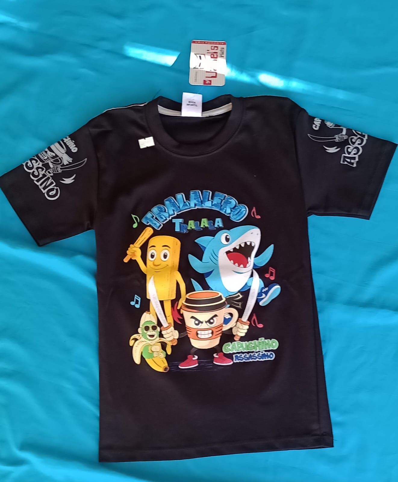 Camiseta negra con personajes de 