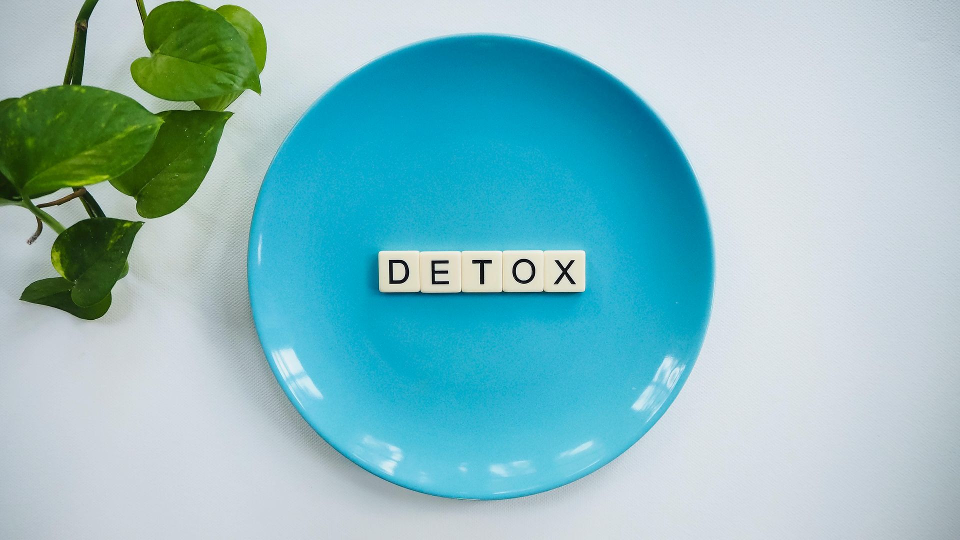 A blue plate with the word detox written on it.