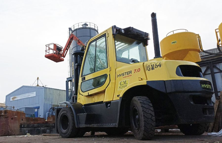 mezzo cingolato con gru