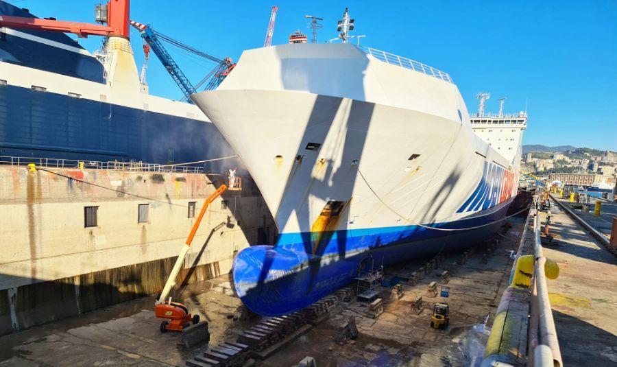 riparazione scafo in cantiere