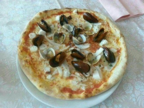 Pizza con cozze e vongole