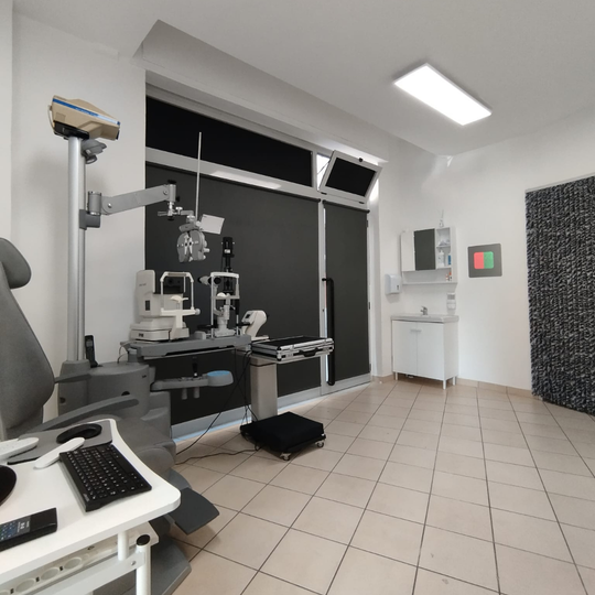 Sala misurazione vista dove sono presenti riunito, lampada a fessura, autorefrattometro, proiettore, topografo corneale.