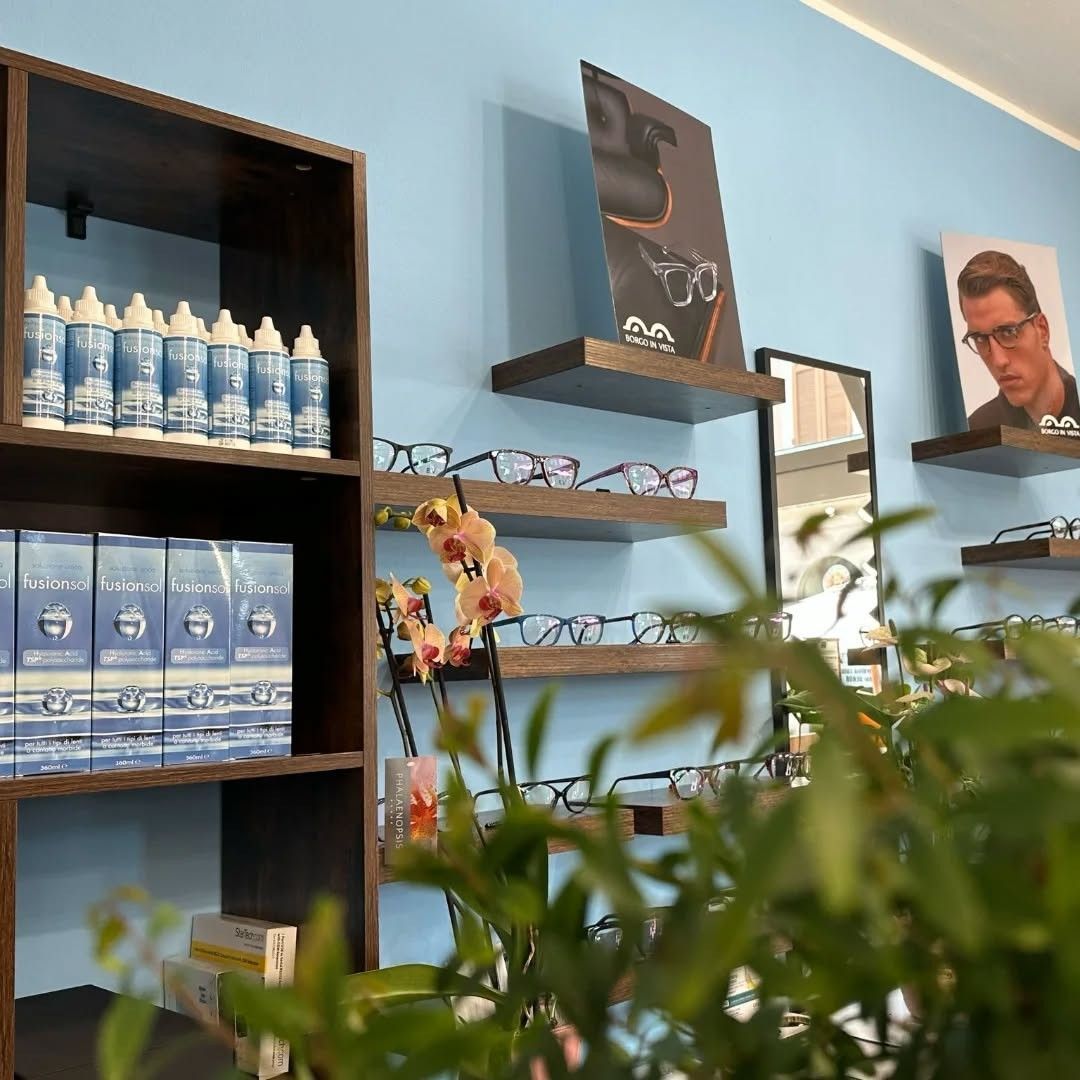 Area negozio dove sono presenti liquidi, lenti a contatto e occhiali.