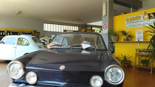 una macchina nera vintage