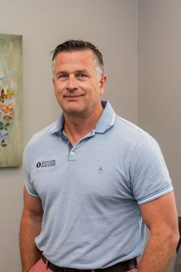 A white icon of a building with columns in a circle on an orange background.
