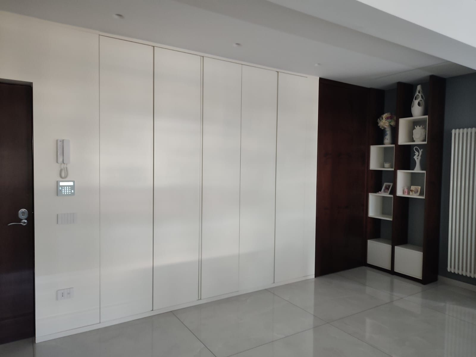Armadio guoradaroba a muro e su misura