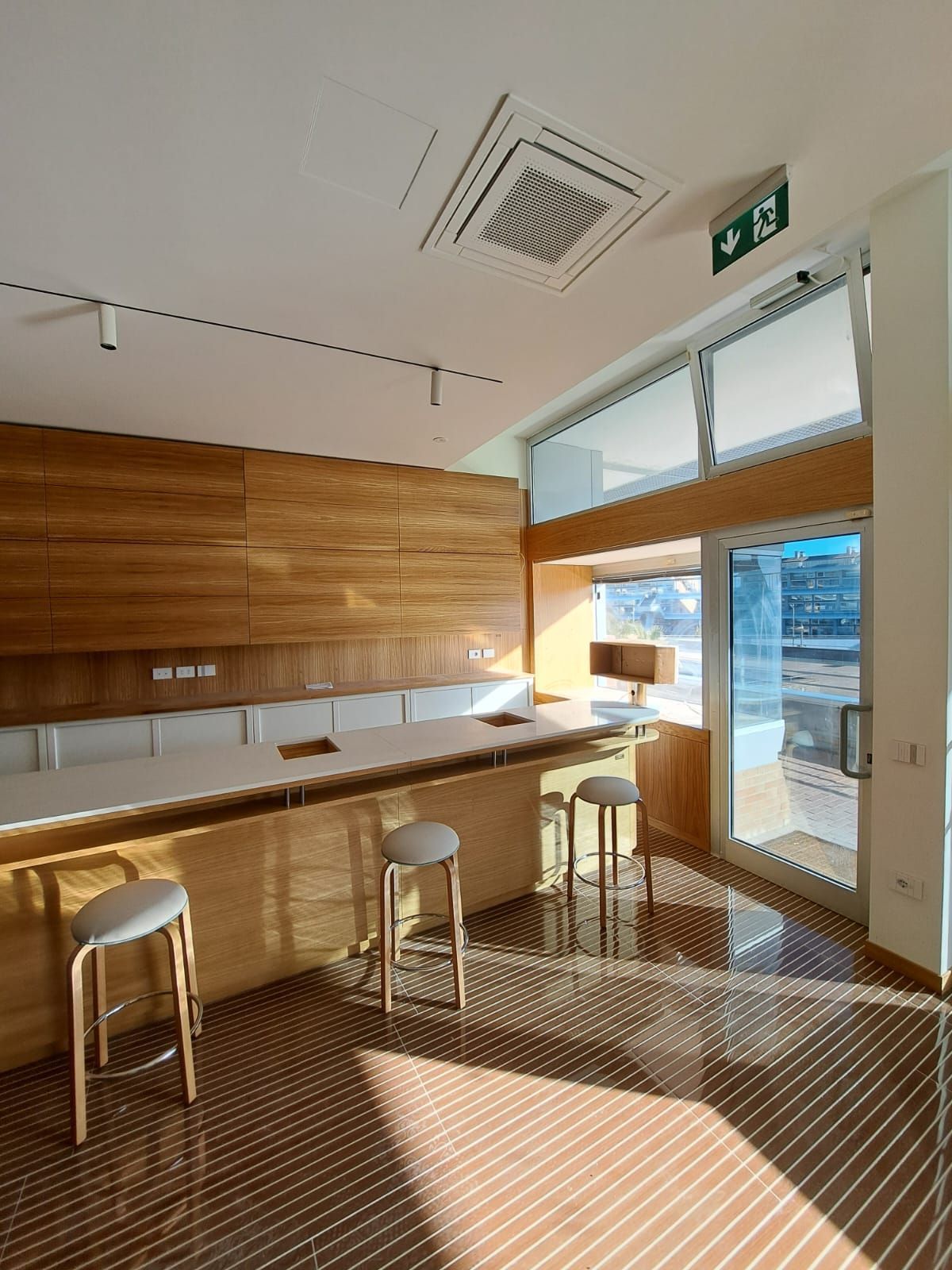 Arredamenti in rovere e misura interno negozio