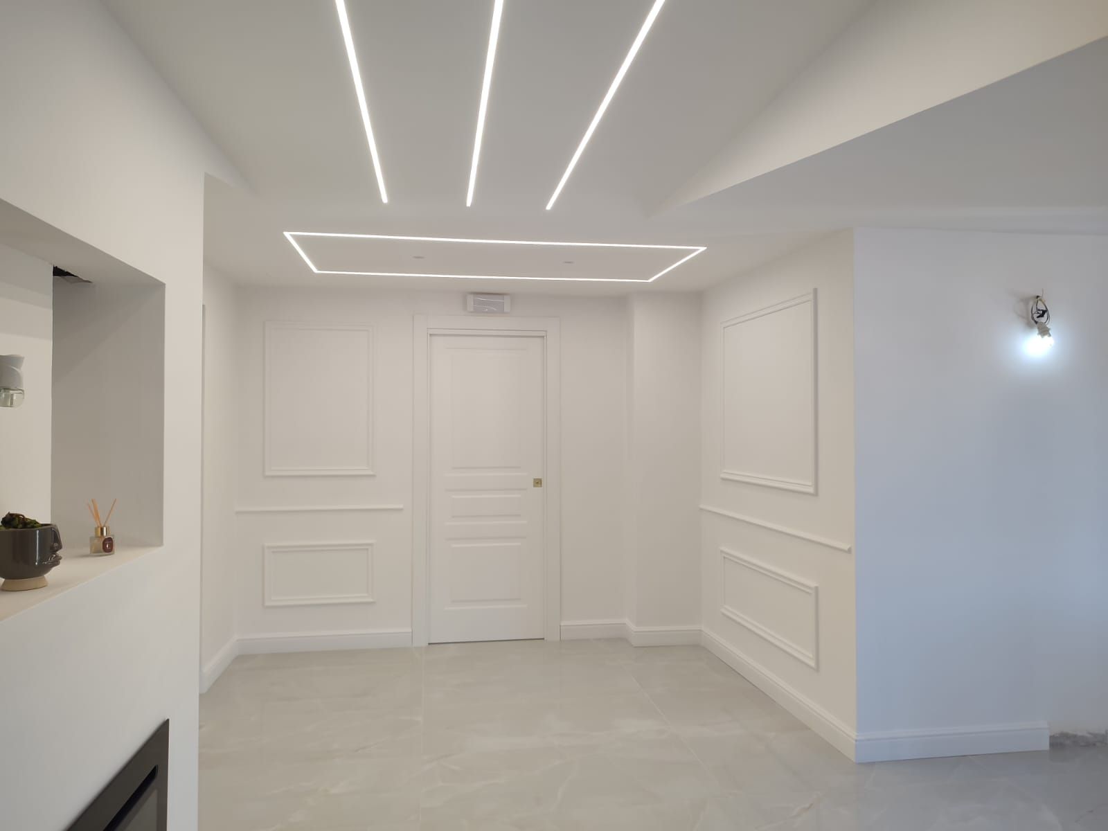 Porte in legno artigianale con rivestimenti in legno per pareti abbinati