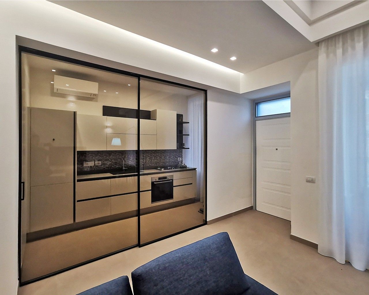 Cucina separata con porte in vetro