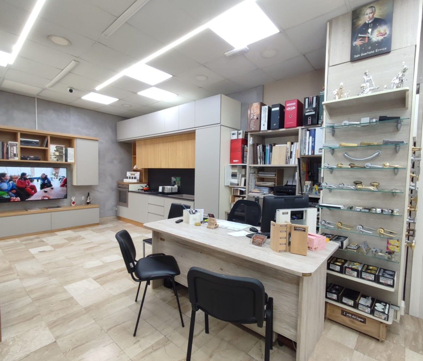 La Casa dell'Artigiano, showroom, cucine e porte in pronta consegna