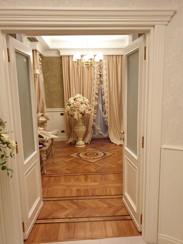 Arredi su misura, porta in legno