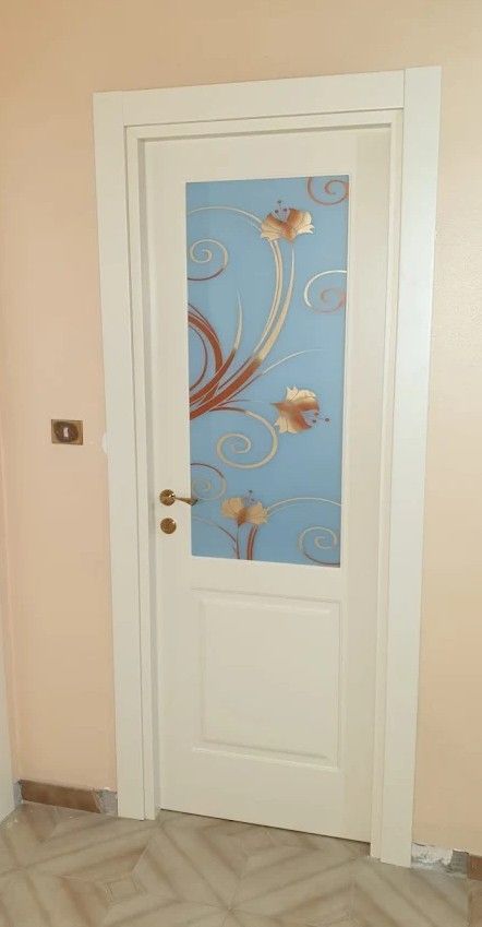 Porta con disegno personalizzato su vetro