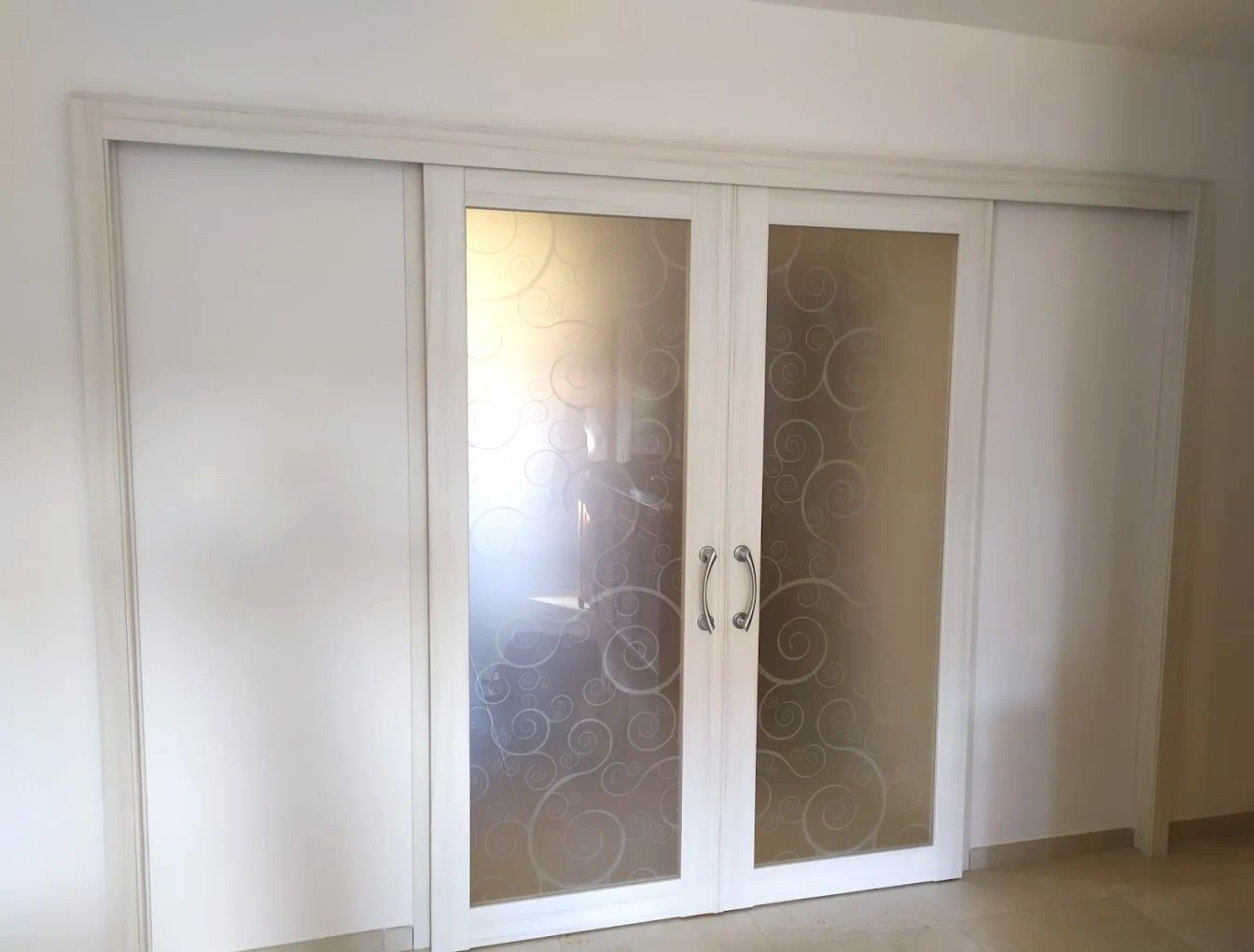 Porta scorrevole in legno e vetro