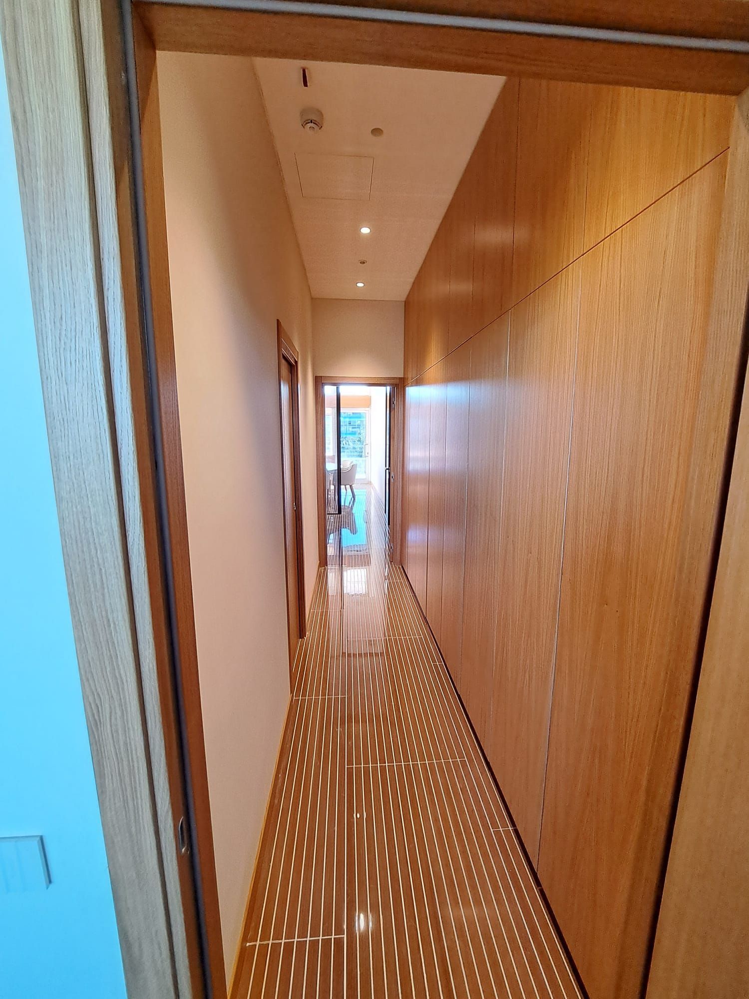 Rivestimento in legno coordinati pareti negozio