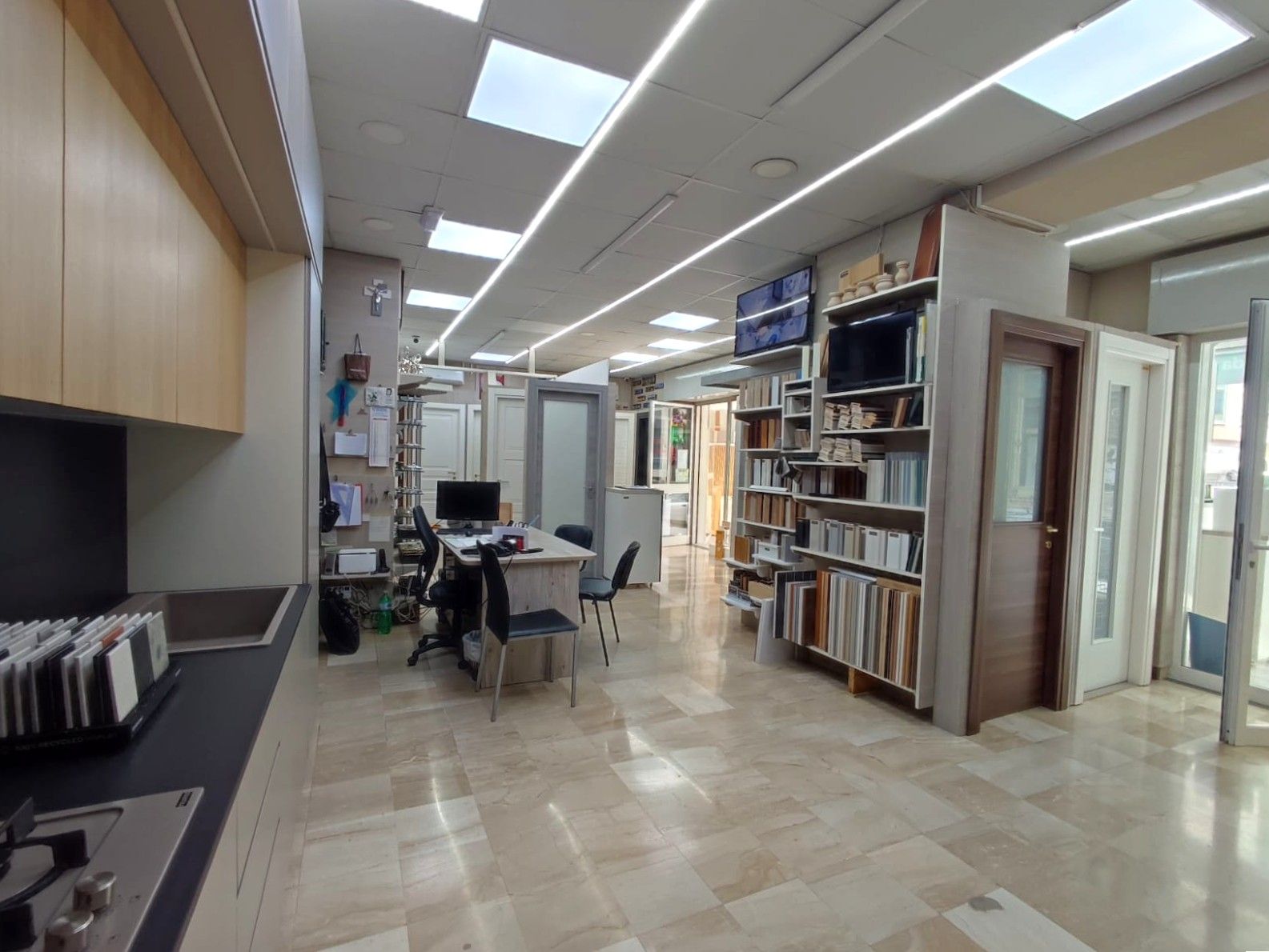 La Casa dell'Artigiano, showroom, cucine e porte in pronta consegna