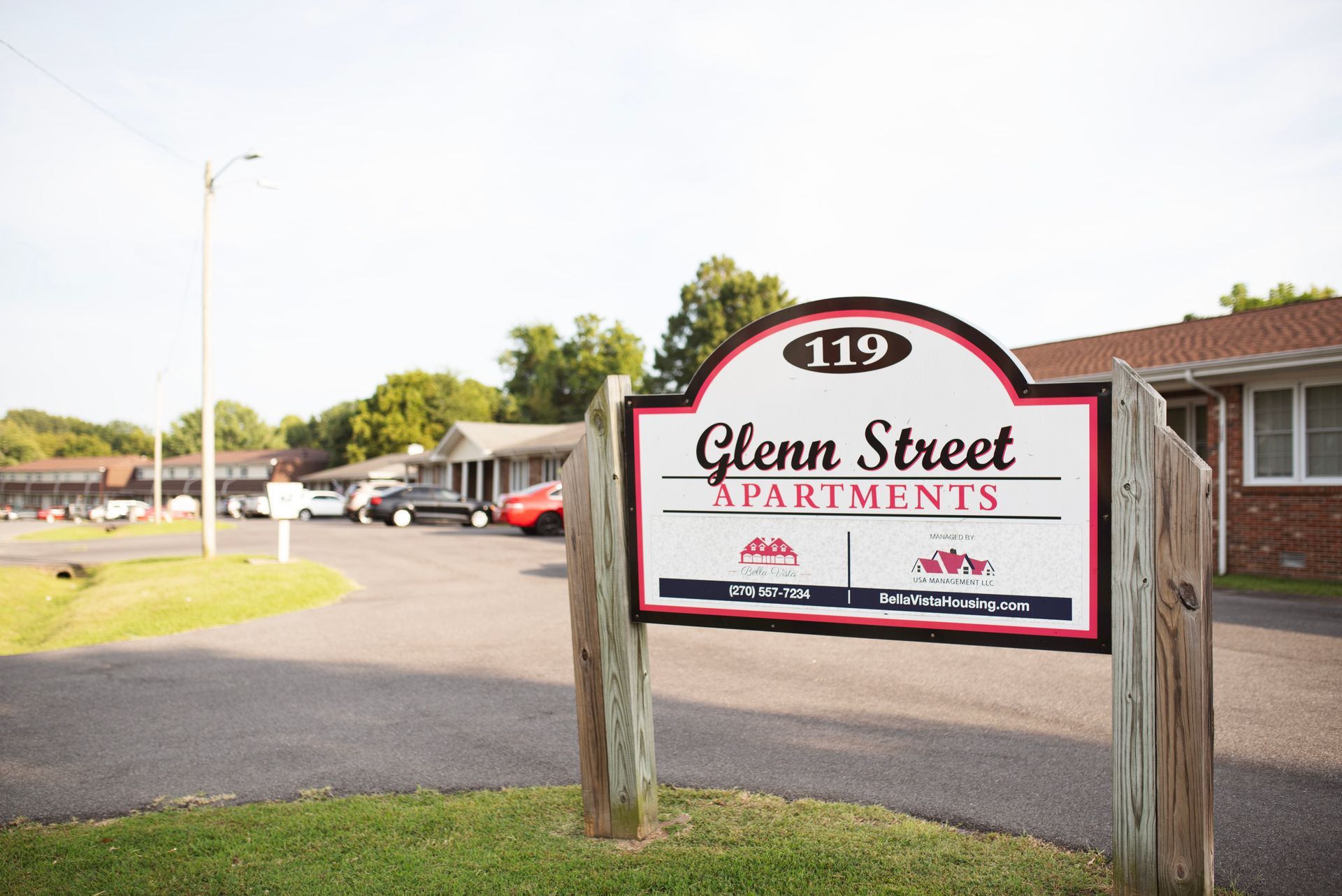 A sign that says glenn street apartments on it
