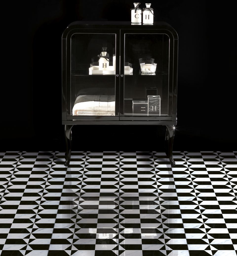 Mobile trasparente e rivestimento in marmo