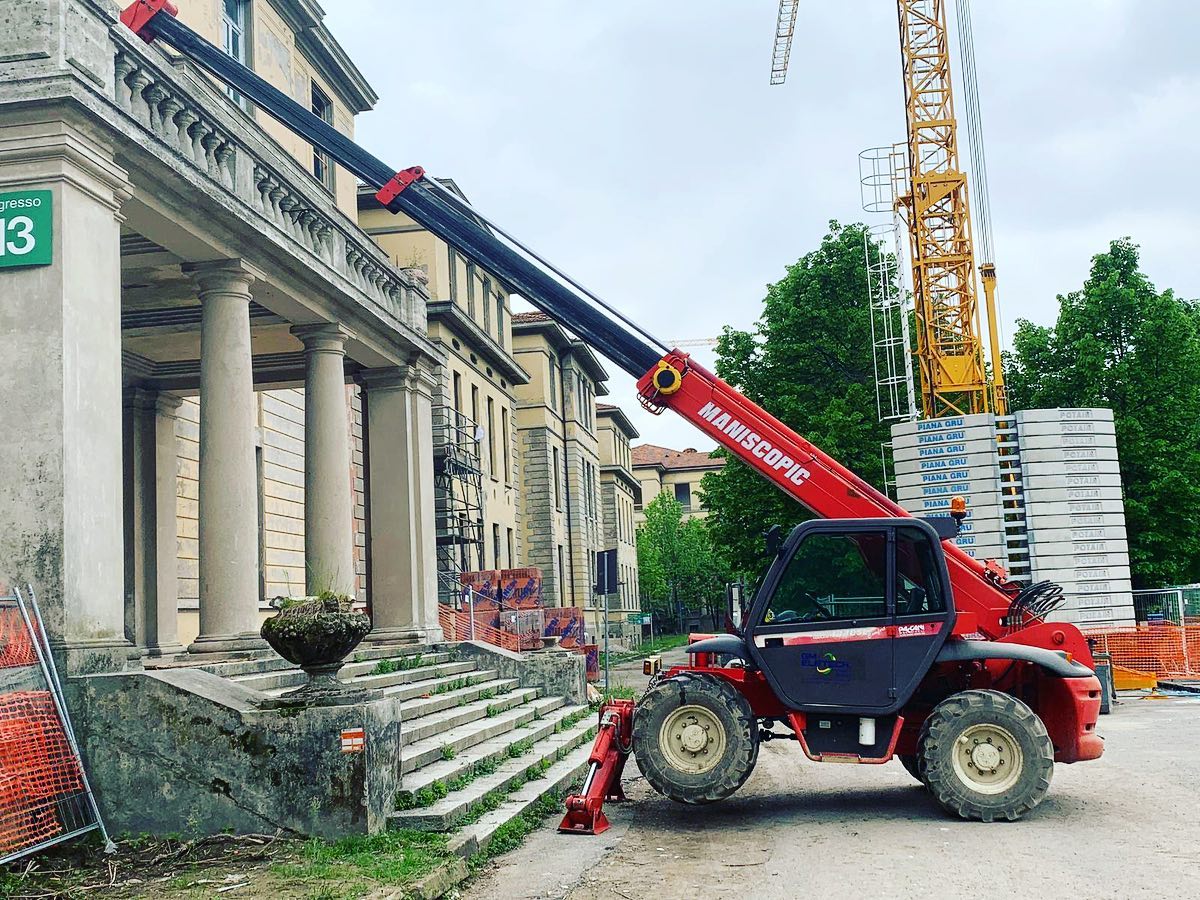mezzo con braccio meccanico per manutenzione di impianti