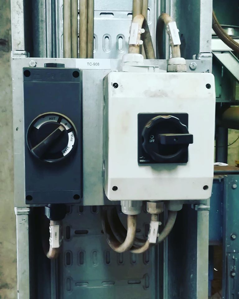 manopole di un impianto elettrico industriale