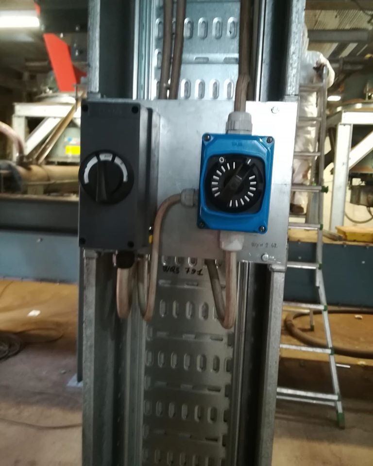 manopole di un impianto industriale