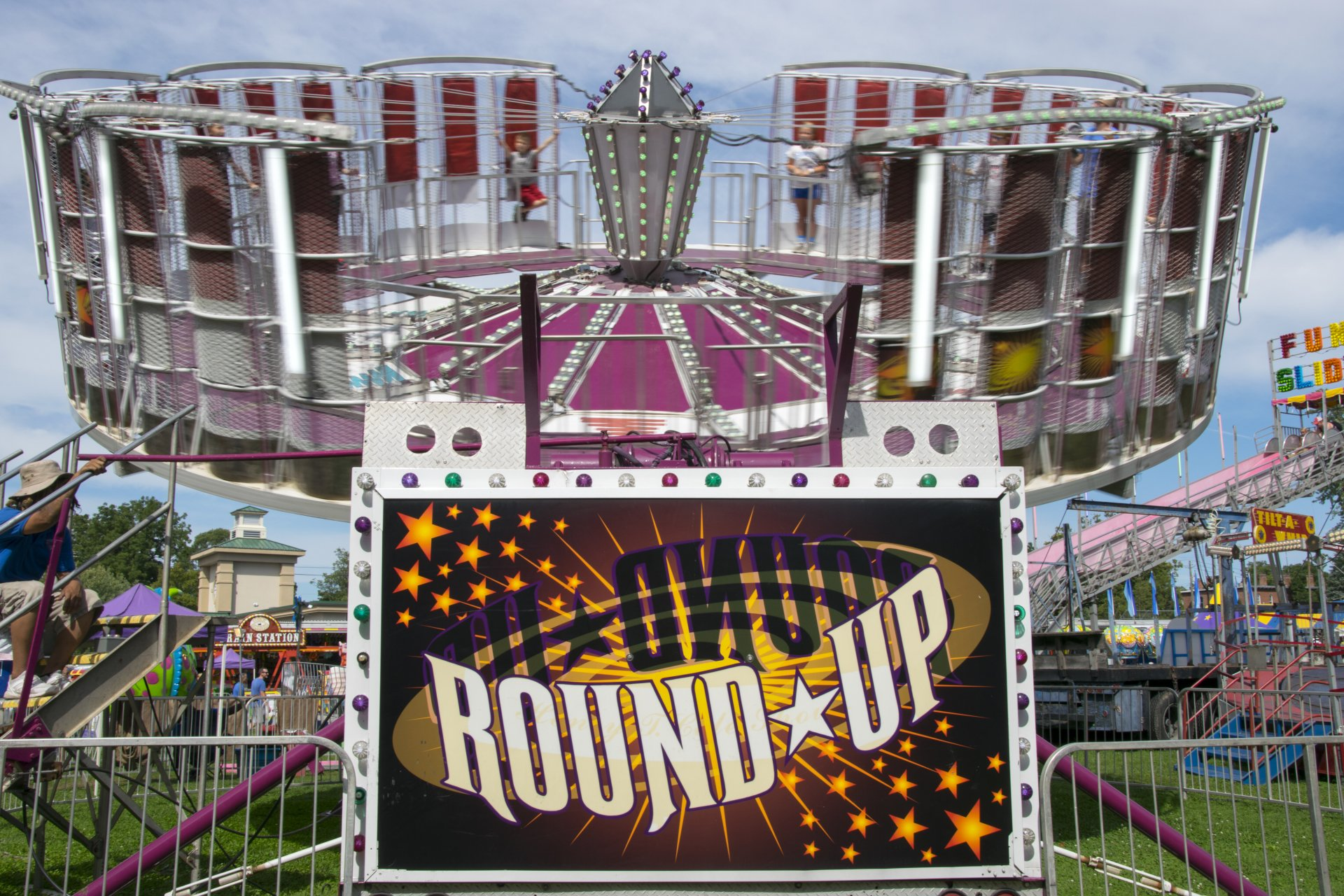 A carnival ride with a sign that says round up