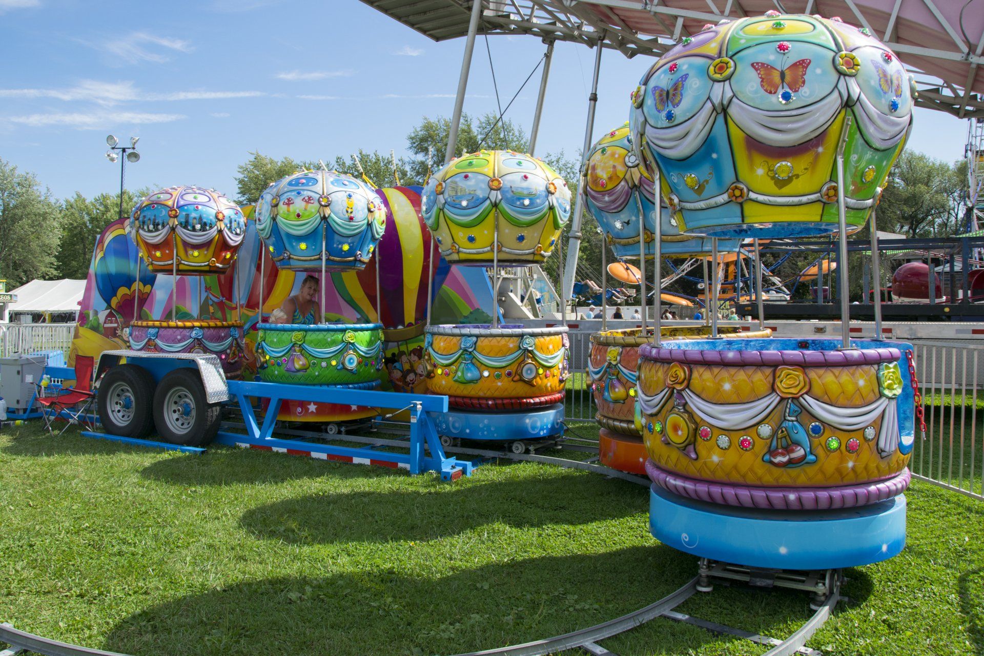 A bunch of colorful hot air balloons are sitting in the grass