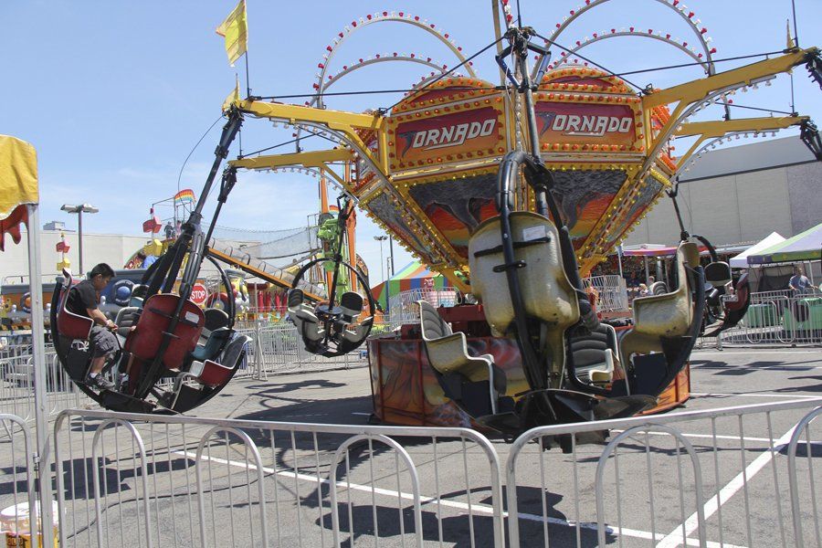 A ride at a carnival has a sign that says ' spinning ' on it