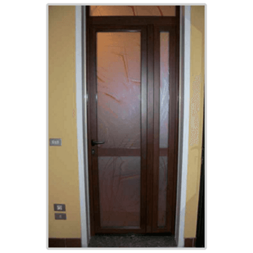 una porta in vetro con finiture in legno