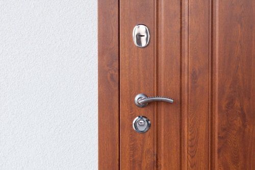 una porta in legno