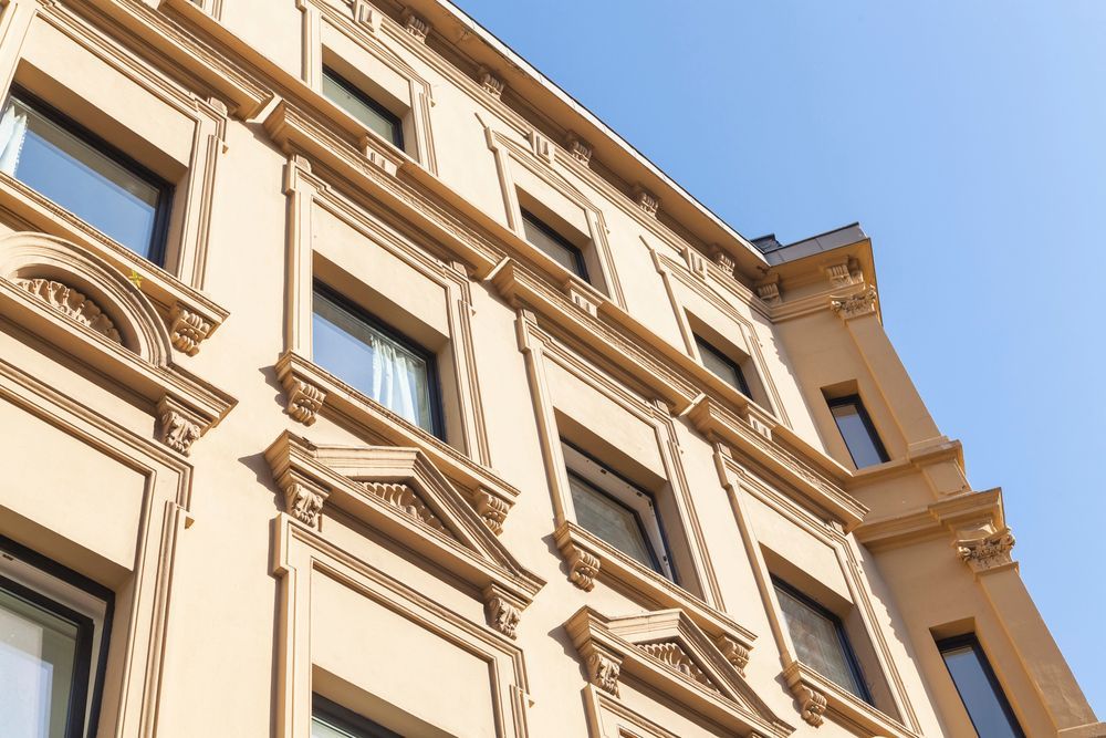 Un bagno con lavandino, water, bidet e doccia.