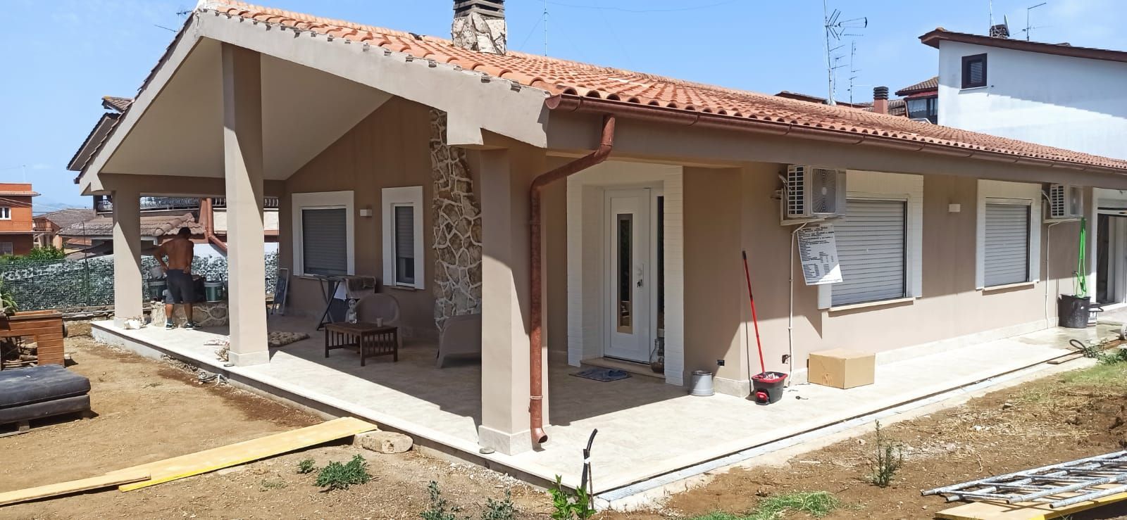 Un bagno con lavandino, water, bidet e doccia.