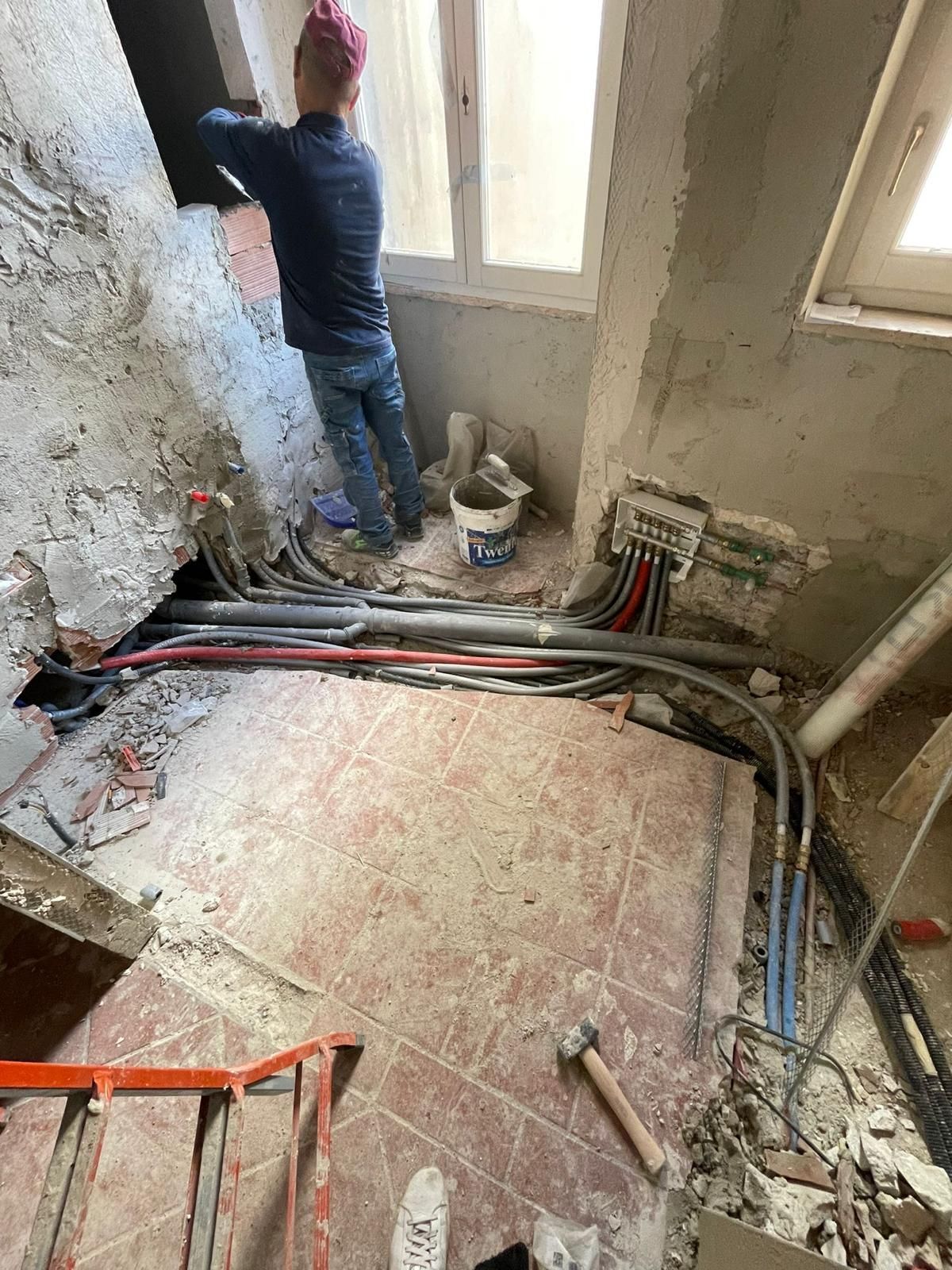 Un bagno con lavandino, water, bidet e doccia.