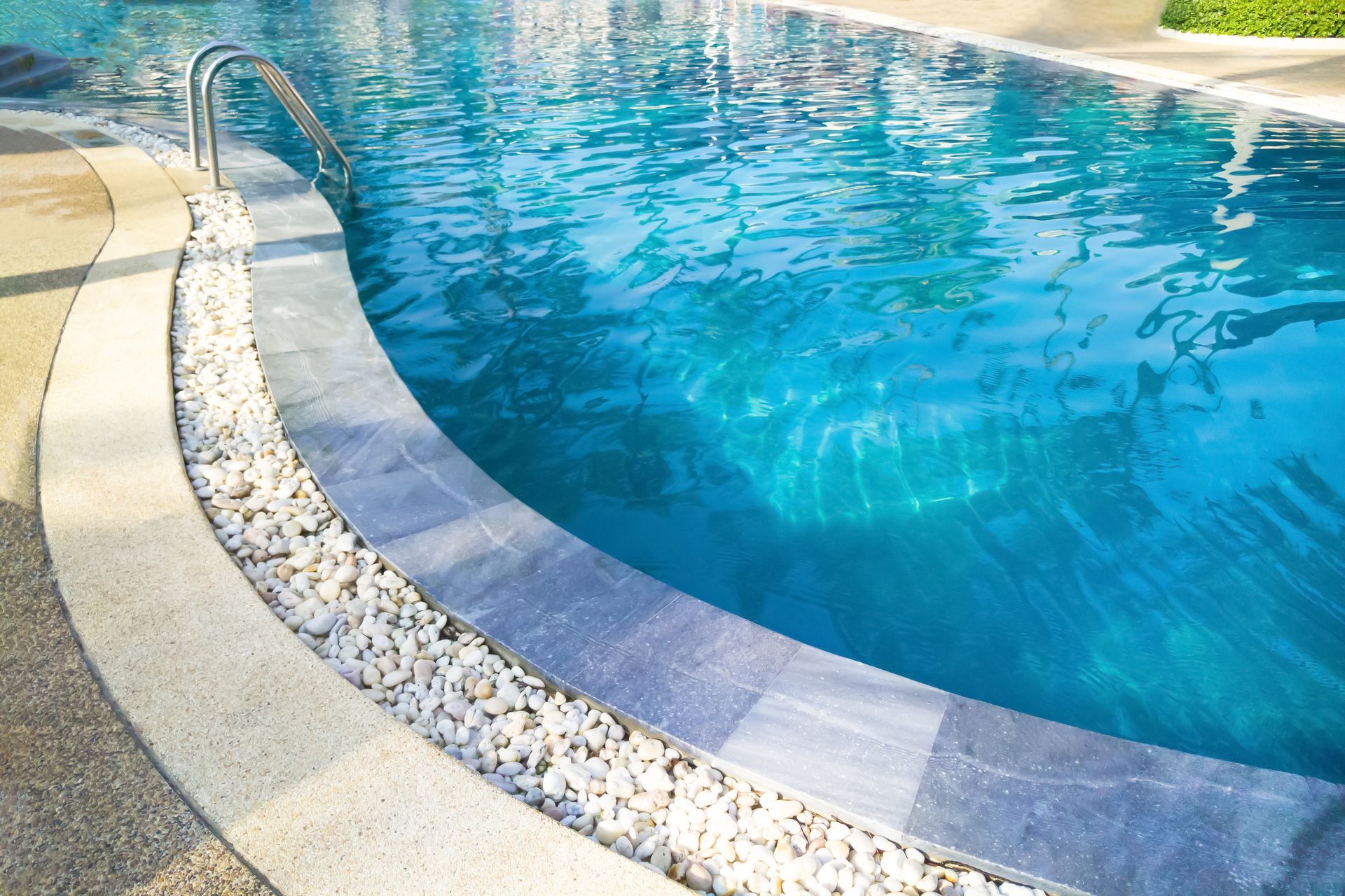 Modern curved coping installed by a custom swimming pool builder. Modern curved coping installed by a custom swimming pool builder.