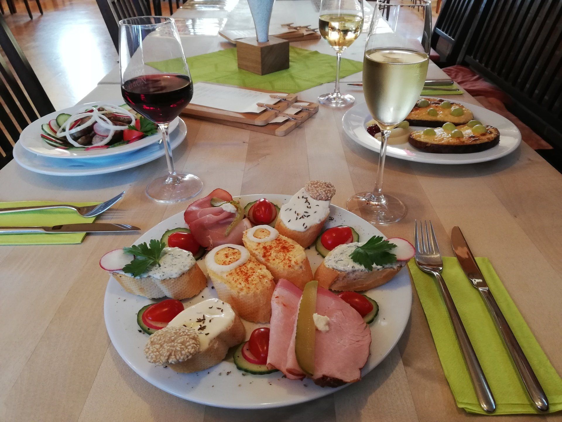 Ein Tisch mit Tellern mit Essen und Weingläsern darauf