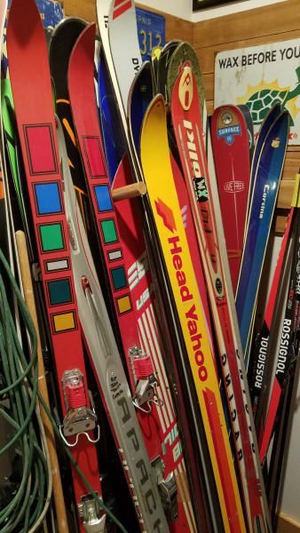 A bunch of skis with one that says head yahoo on it