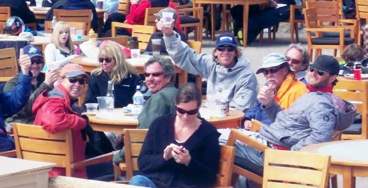 A group of people are sitting at tables in a restaurant.