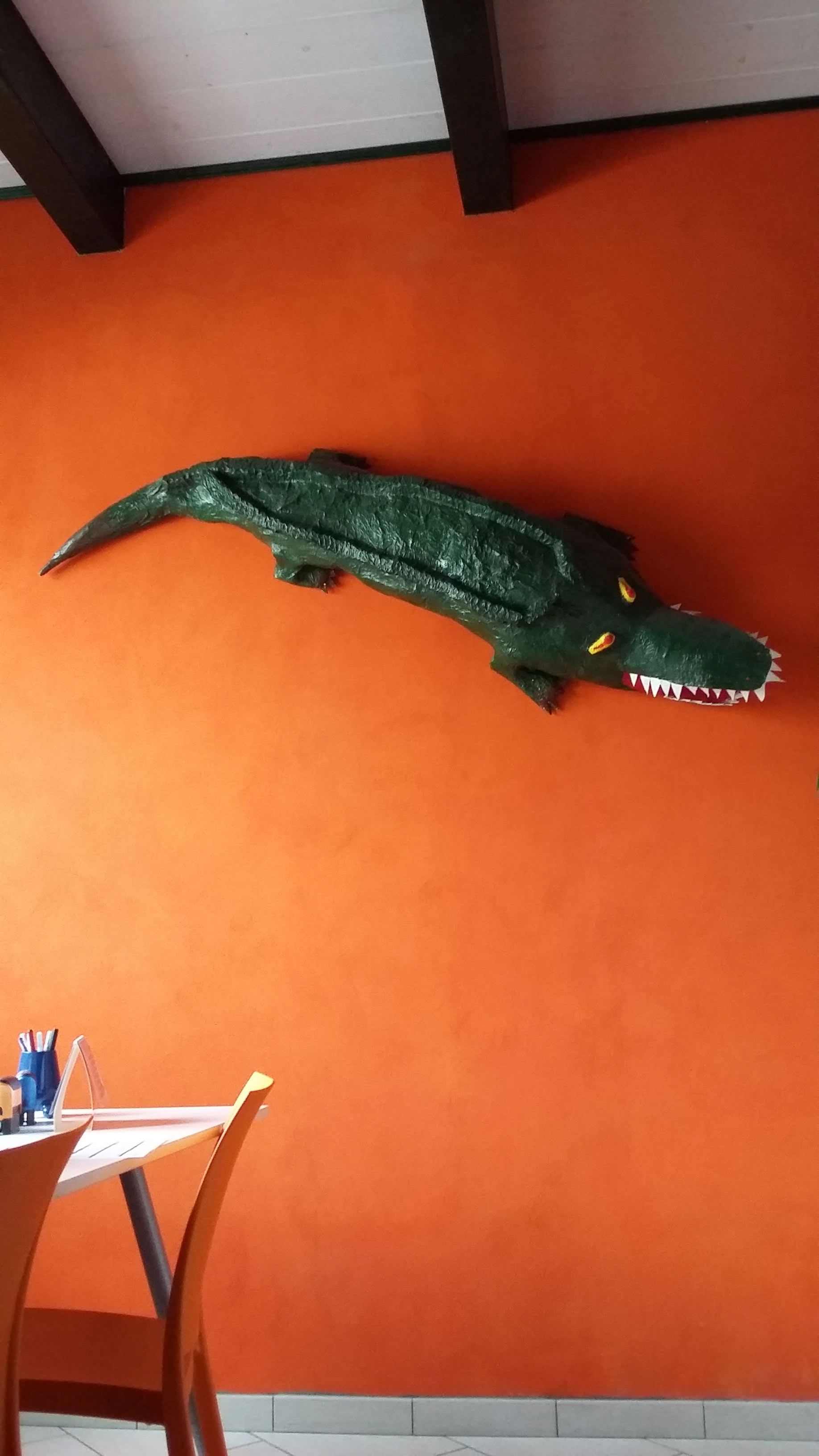 coccodrillo giocattolo sulla parete