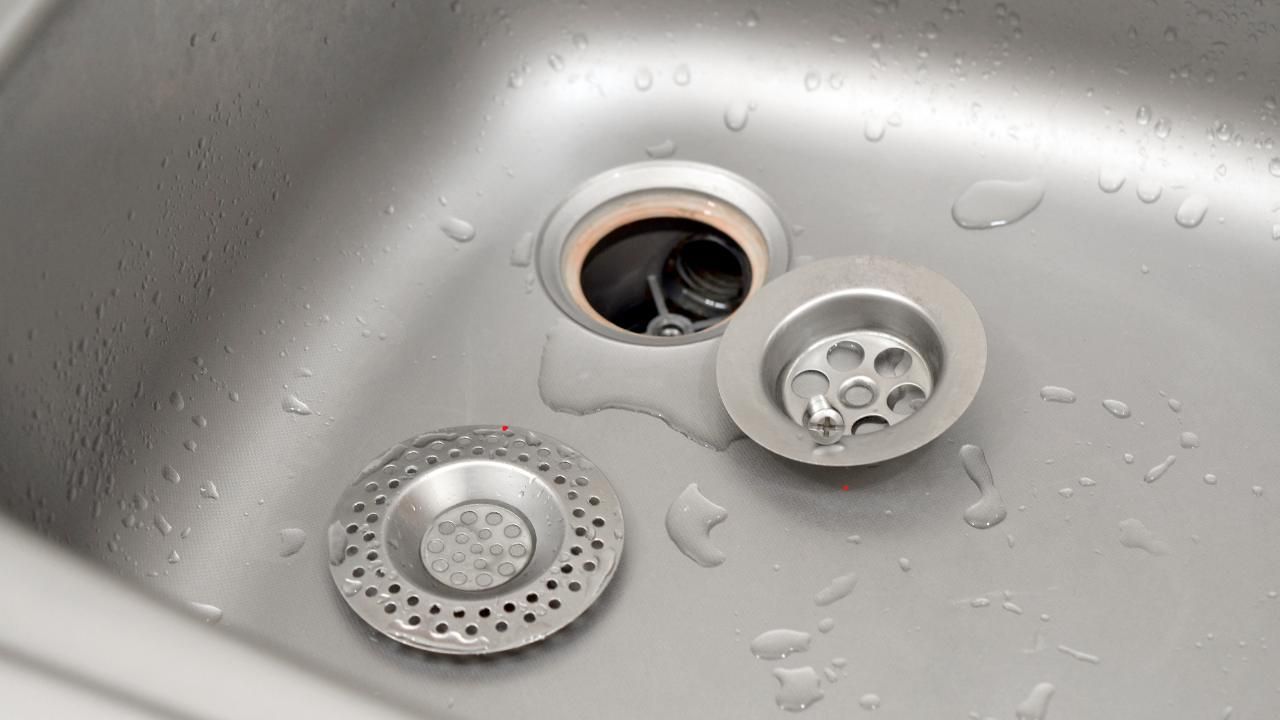 Clog-free kitchen sink