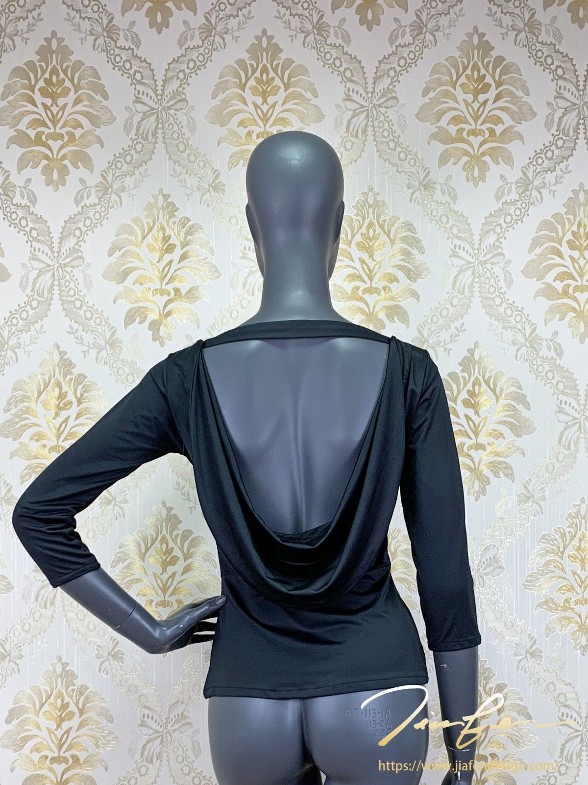 《BY TERRY佳衯自創》後挖被羅馬褶上衣-1