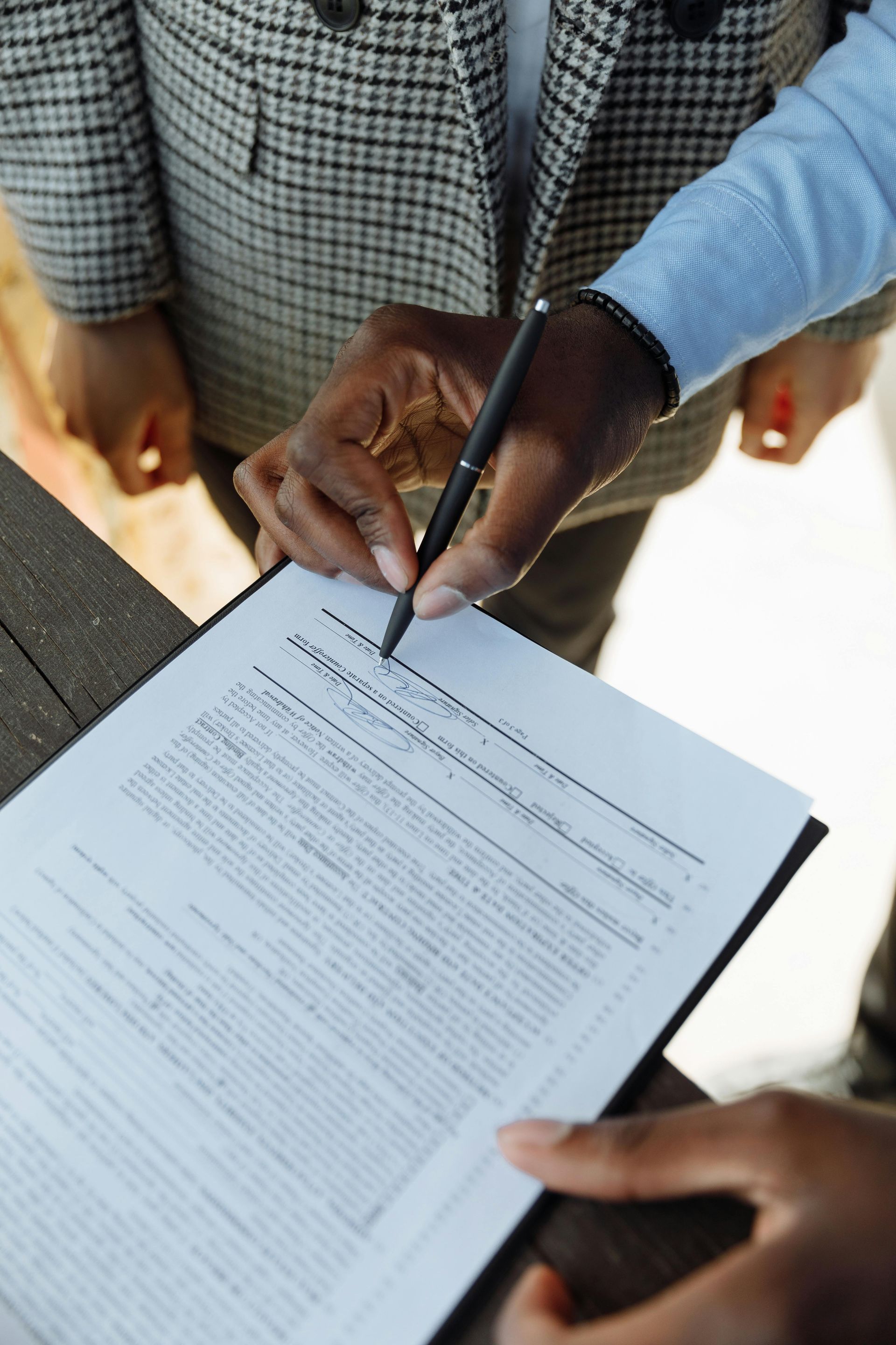 Couple signing living trust documents with guidance from an estate planning attorney