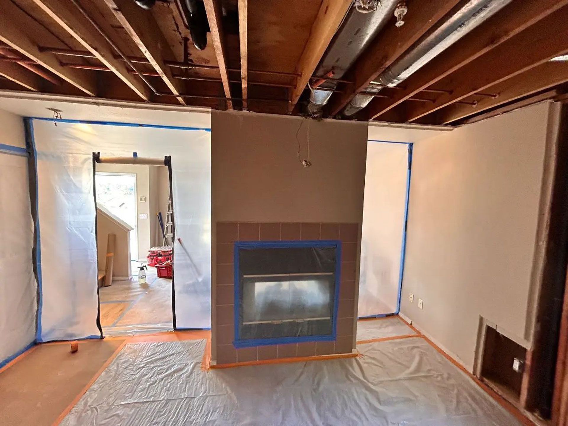 A living room with a fireplace in the middle