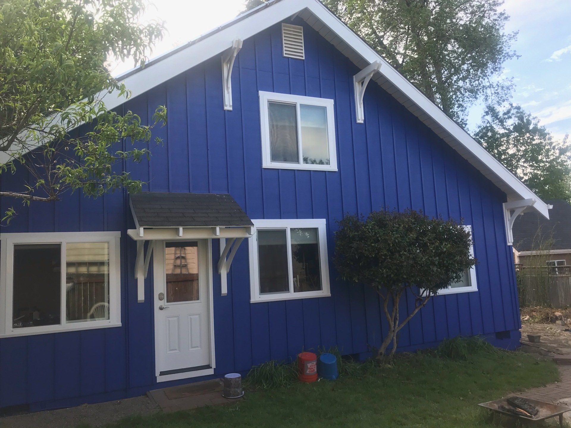Picture of a blue house.